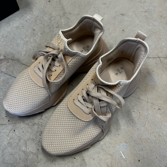 Call it Spring sneakers - Picture 2 of 2